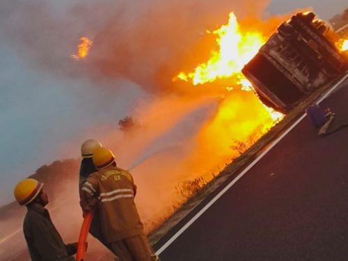 सूचना मिलने पर दमकल की पांच गाड़ियां और रिफाइनरी की टीमें वहां पहुंचीं।