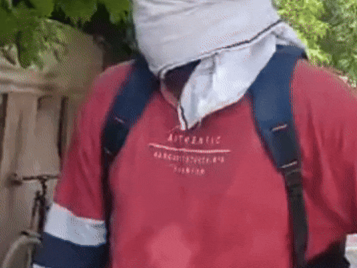 युवक से मुंह खोलकर चेहरा दिखाने के लिए कहा तो वह मौके से भाग गया।