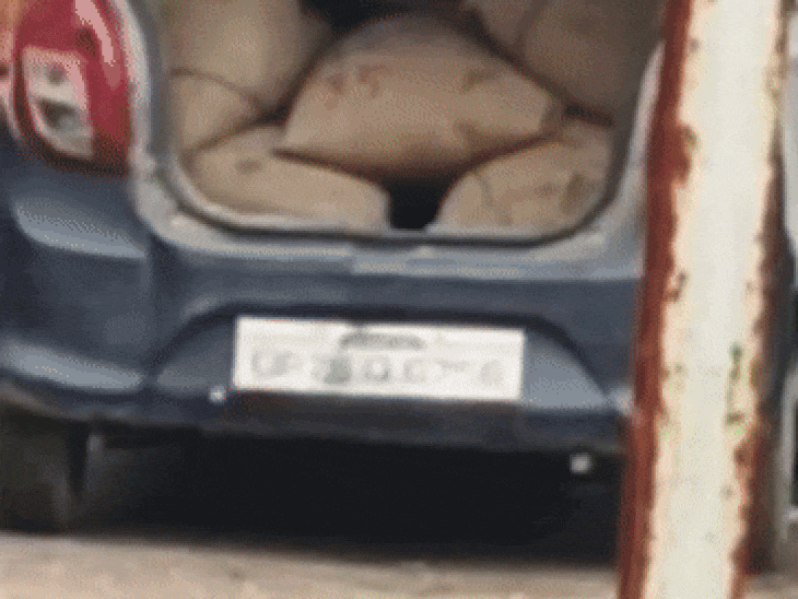 लोगों ने राशन को प्राइवेट गाड़ी में लोड करते हुए वीडियो बनाया।