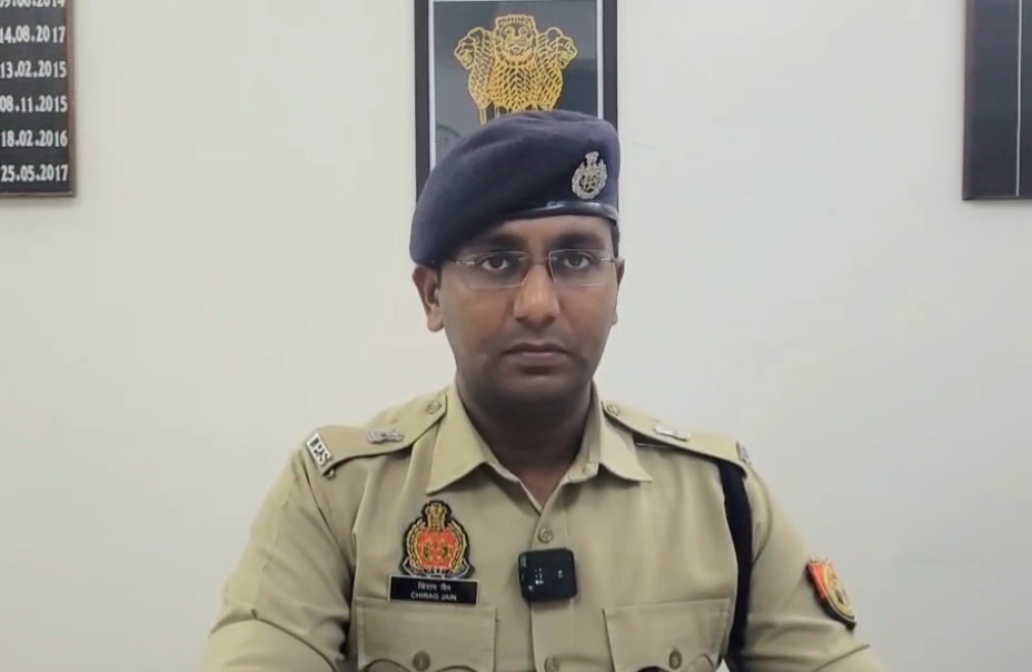 आजमगढ़ के एसपी ग्रामीण चिराग जैन ने बताया कि आरोपियों की गिरफ्तारी के लिए तीन टीमों का गठन।