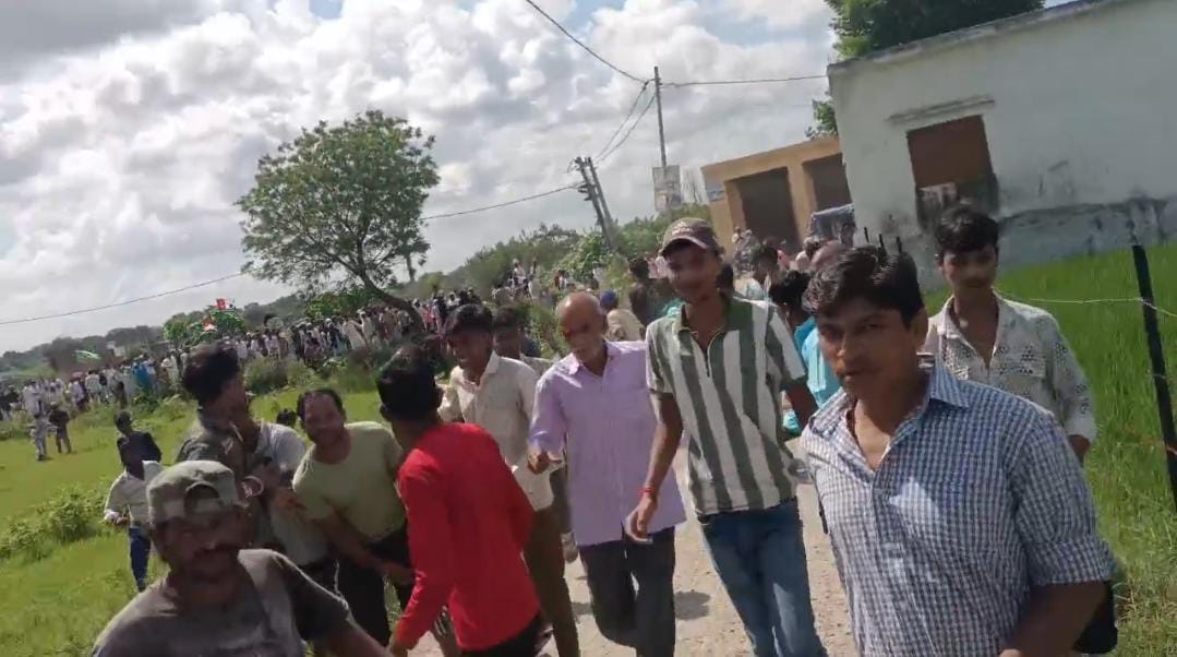 खजुरिया जुल्फिकार में चादरों का जुलुस के दौरान मौजूद ग्रामीण