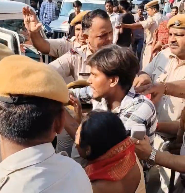 विरोध प्रदर्शन कर रहे लोगों को हिरासत में लेते मथुरा गेट थाने के पुलिसकर्मी।