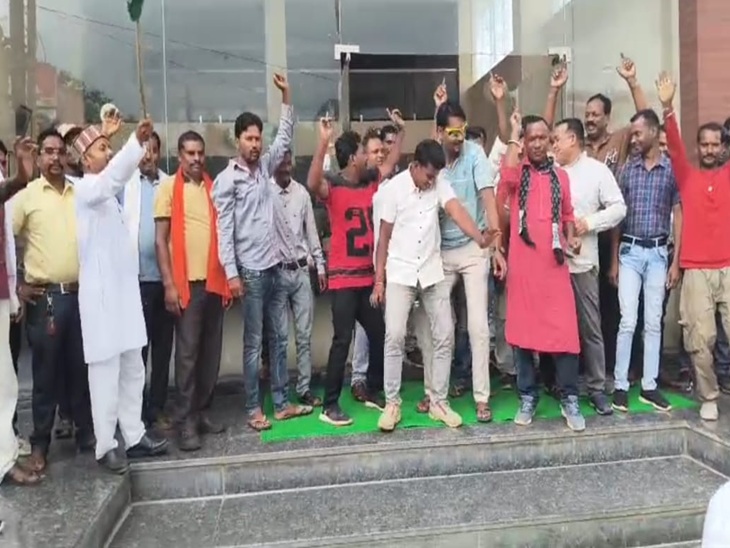 राजेश अग्रवाल के निवासी पर समर्थकों का जश्न
