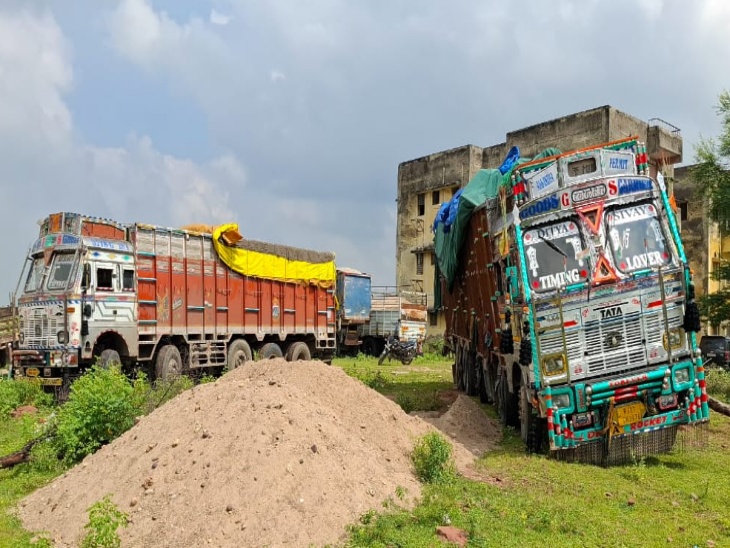 अवैध बजरी परिवहन करते दो ट्रक जब्त।