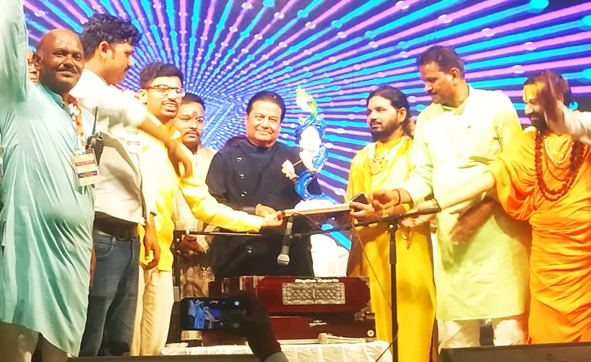 आयोजकों द्वारा भजन गयक का सम्मान किया गया