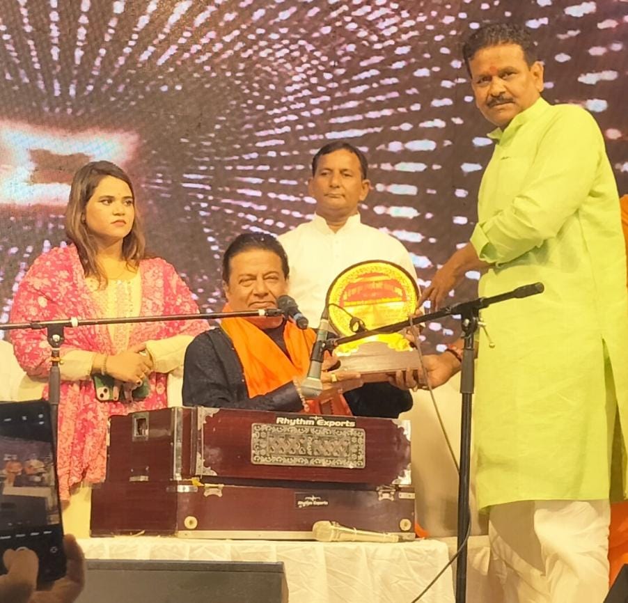 महापौर गणेश केसरवानी द्वारा स्मृति चिन्ह दिया गया।