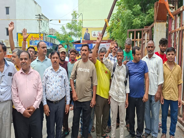 उदयपुर में कृषि मंडी में जुटे व्यापारियों ने नारेबाजी करते हुए।