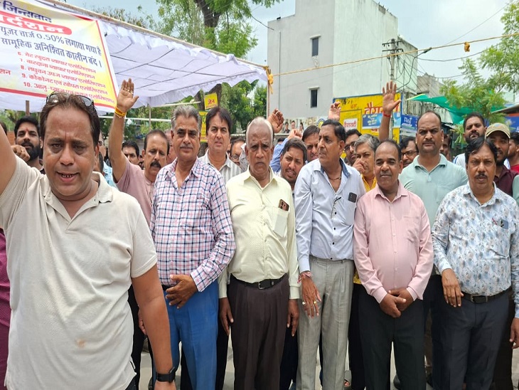 उदयपुर की कृषि मंडी में प्रदर्शन करते हुए व्यापारी।