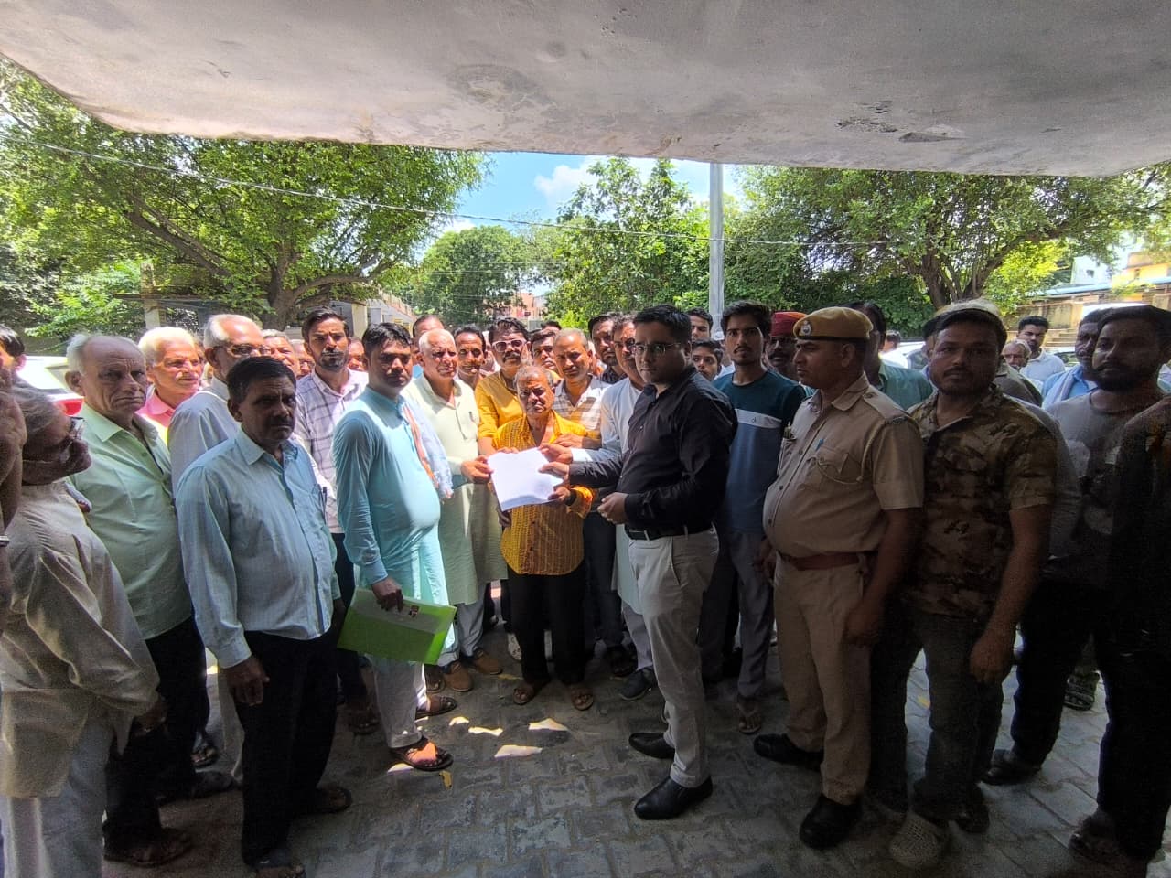 स्मार्ट मीटर विरोध संघर्ष समिति के आह्वान पर हड़ताल के बाद ग्रामीणों ने एसडीएम कार्यालय के बाहर विरोध प्रदर्शन कर ज्ञापन सौंपा।
