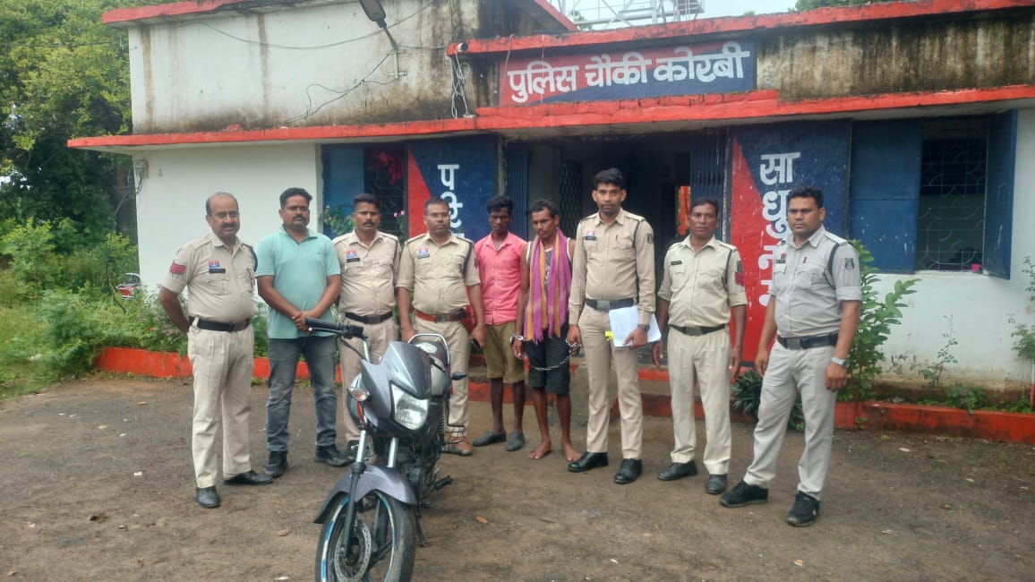पुलिस ने आरोपियों के पास से वारदात में इस्तेमाल बाइक भी जब्त कर ली है।