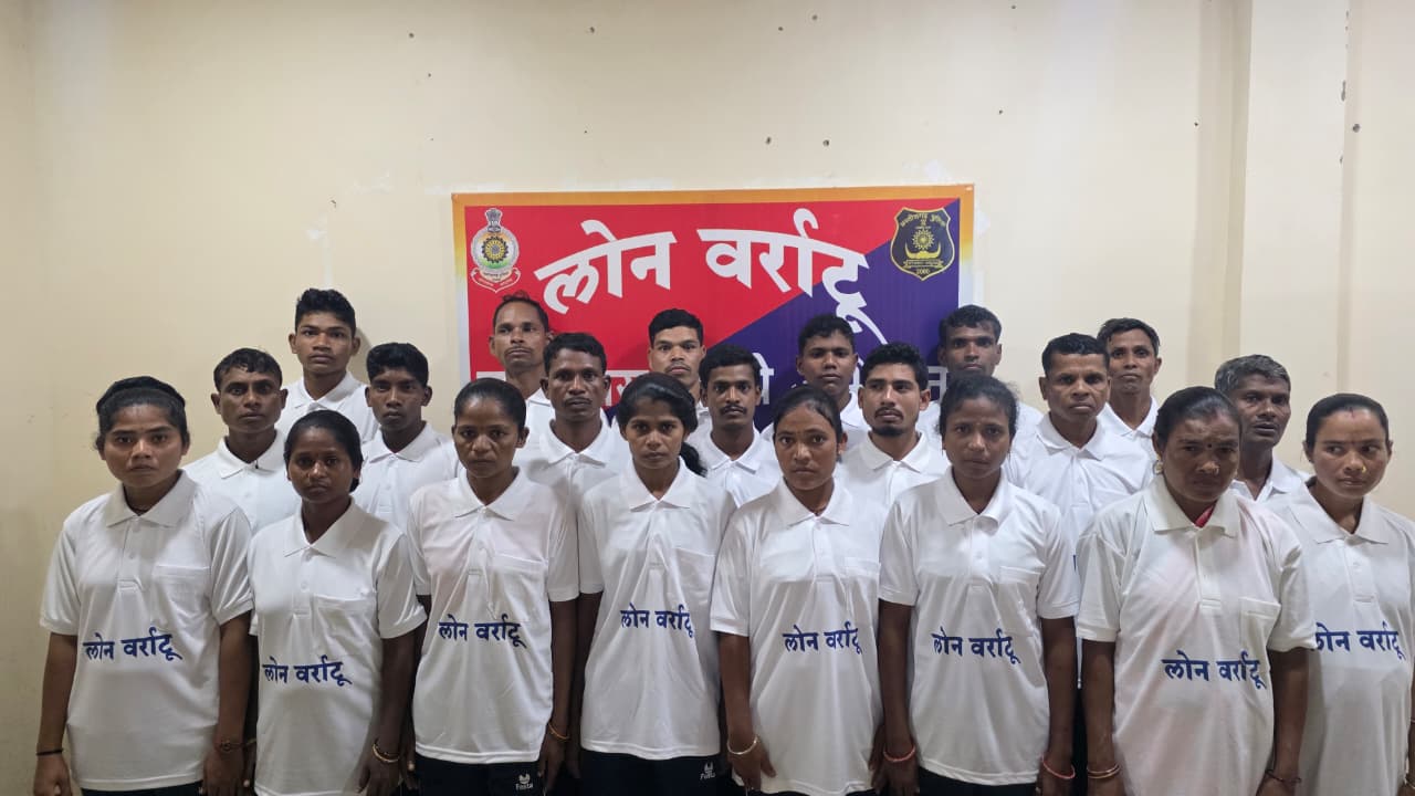 दंतेवाड़ा में लोन वर्राटू अभियान के तहत पुरुष-महिला नक्सलियों ने सरेंडर किया है।