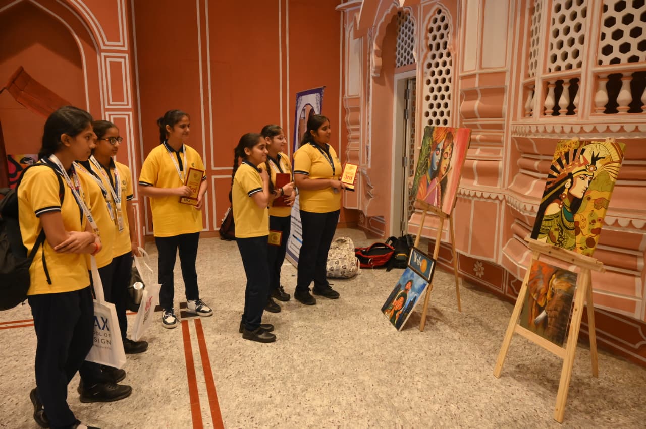 मुंबई से आए विशेषज्ञों ने विद्यार्थियों के सवालों के जवाब दिए और उनके डिजाइंस से जुड़े डाउट्स क्लियर किए।