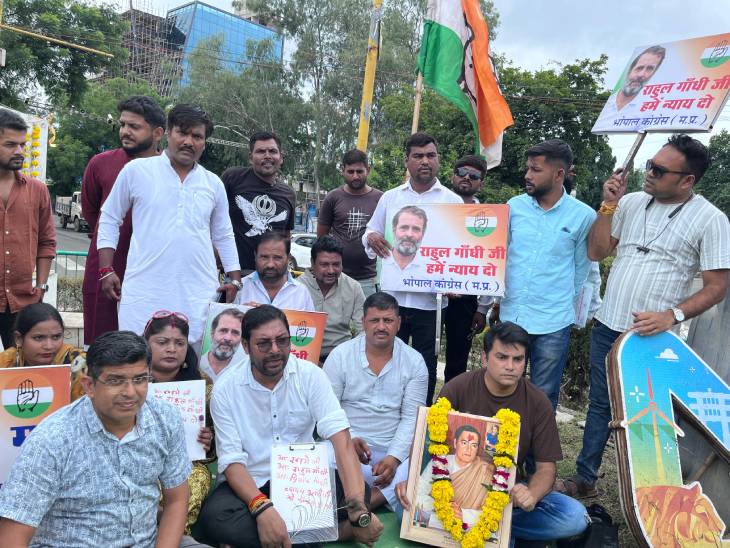कांग्रेस कार्यकर्ताओं ने न्याय की मांग की।
