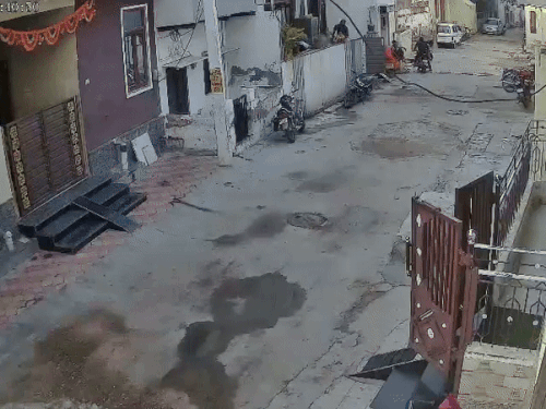 मकान की दूसरी मंजिल पर काम कर रहा युवक अचानक धड़ाम से नीचे आ गिरा।