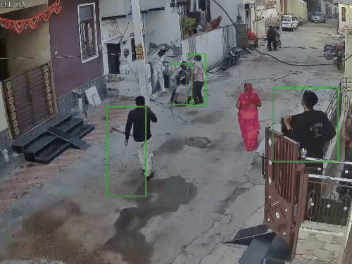 पता चलते ही आस पास के लोग तुरन्त दौड़ पर उसके पास पहुंचे।