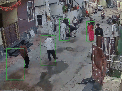 मौके पर लोगों की खासी भीड़ एकत्र हो गई और उसे अस्पताल पहुंचाया।