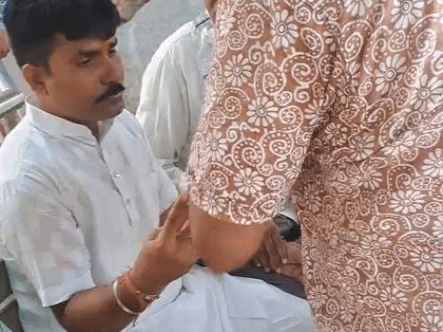 बिजनेसमैन की तबीयत बिगड़ने पर उन्हें लोगों ने संभाला।