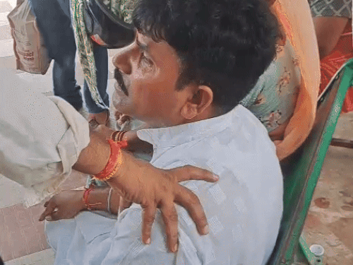 परिजन लगातार हिम्मत देते रहे, पिता बेटी को याद कर-करके बार-बार फफक पड़ते।