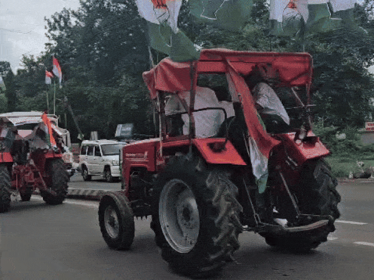 Farmers took out a rally from tractors and reached the movement site.