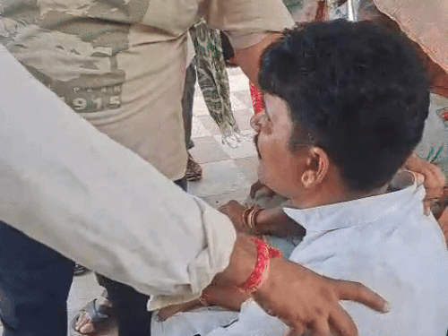 हर्षिता की मौत के बाद उसके पिता के आंसू थमने का नाम नहीं ले रहे।