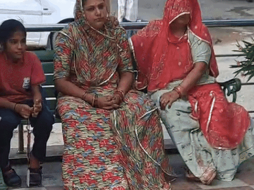 बच्ची की मां पाली के बांगड़ अस्पताल में बेसुध बैठी रही, जिसे परिजनों ने संभाला।