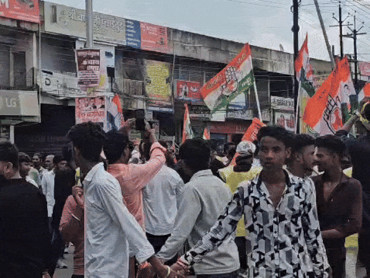 Youth Congress workers demonstrated at the square-intersections.