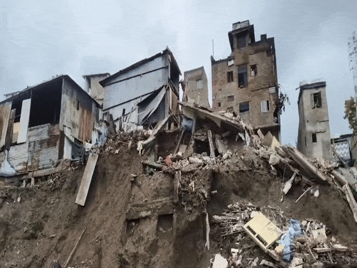 इंदौर में एक पुराना मकान गिर गया।