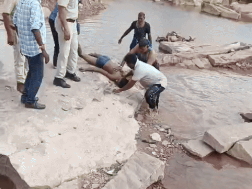 ग्रामीणों की मदद से पुलिस ने शवों को बाहर निकलवाया।