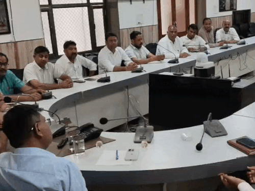 बैठक में बैठे जनप्रतिनिधी समेत अन्य शहरवासी।