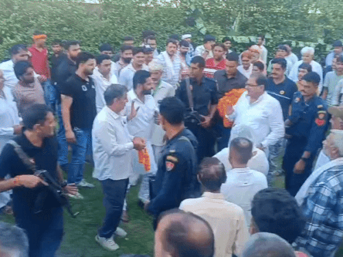 अभय सिंह चौटाला का स्वागत करते कार्यकर्ता - Dainik Bhaskar
