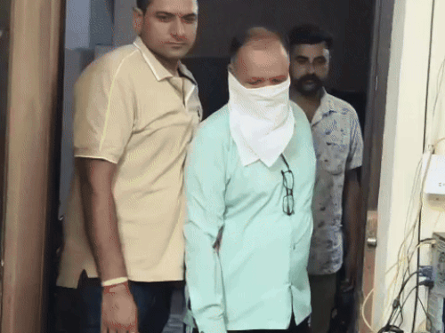 आरोपी डिपो प्रधान को पकड़कर ले जाती एसीबी की टीम।