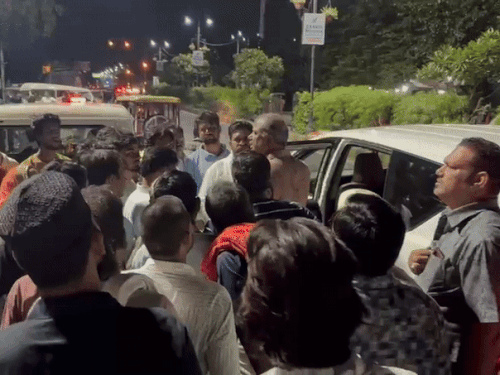 बच्चों की मौत की जानकारी के बाद स्थानीय विधायक के साथ पुलिस व प्रशासनिक अधिकारी भी एसएमएस हॉस्पिटल पहुंचे।