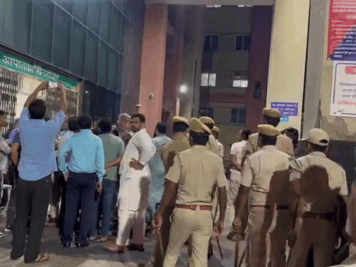 हॉस्पिटल में हंगामा कर रहे परिवार व स्थानीय लोगों से पुलिस के अधिकारियों ने समझाइश की।