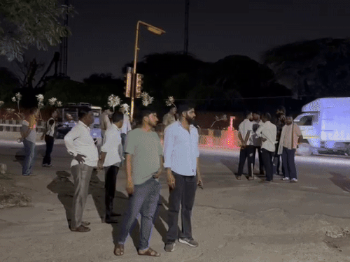 लोगों में नाराजगी बढ़ती देख मंगलवार देर रात तक बड़ी संख्या में पुलिस बल हॉस्पिटल के बाहर व घटना स्थल पर तैनात रहा।