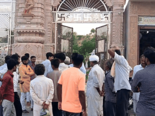 बच्चों के साथ हैवानियत का पता चलने पर लोगों ने एकजुट होकर मंदिर के सामने हंगामा किया।
