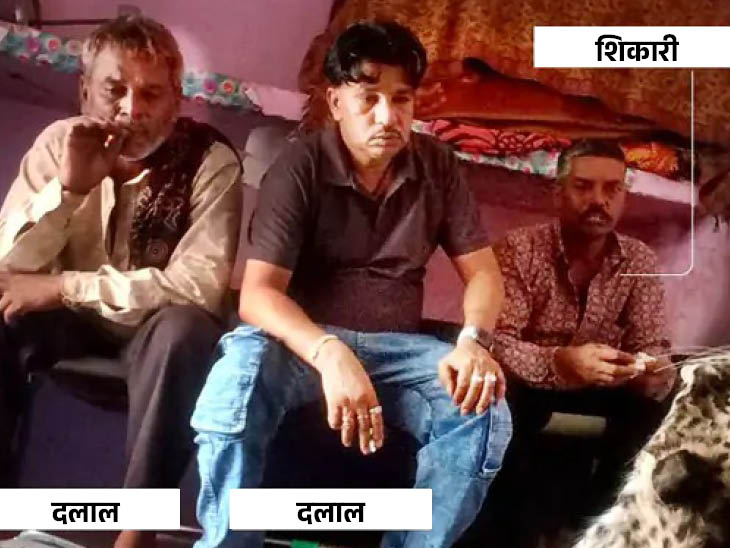 The picture stars Dalal Shankarsinh, Dalal Ganesh (in the middle) and hunter Pratapsingh. Pratapsingh had hunted both leopard.