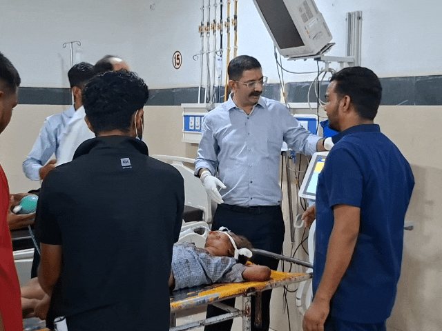 सूचना मिलने के बाद हॉस्पिटल अधीक्षक विकास राजपुरोहित भी ट्रॉमा सेंटर पर पहुंचे।
