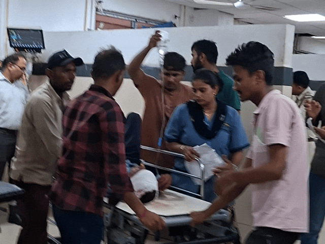 घायलों का मथुरादास माथुर हॉस्पिटल में इलाज किया जा रहा है।