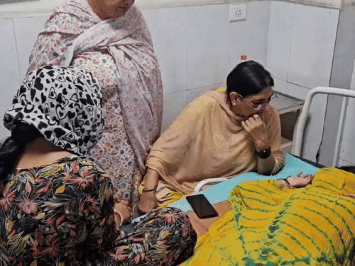 अस्पताल में लड़की से हालचाल जानती सविता आर्या व अन्य। - Dainik Bhaskar