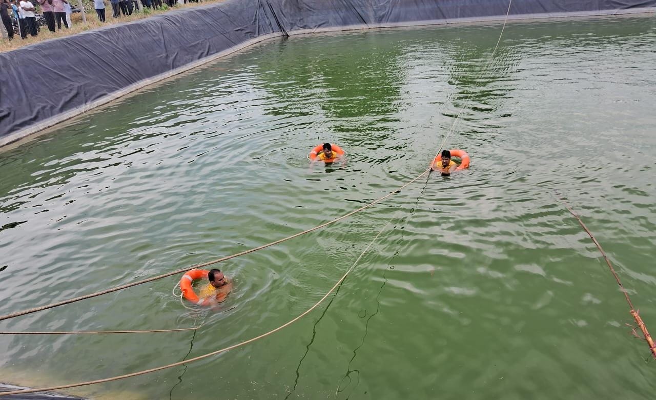 पॉन्ड में गहराई में काफी ज्यादा कीचड़ था,ऐसे में शव को निकालने में काफी समय लगा।