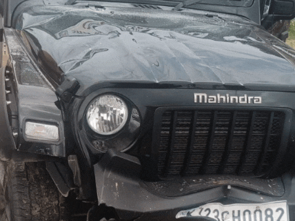 आरोपियों ने थार गाड़ी को लोहे की पाइपों से तोड़ा था।