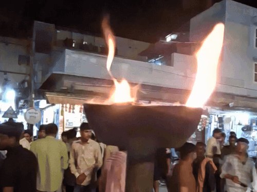 एनएसयूआई ने जाट बाजार से लेकर कल्याण सर्किल तक मशाल जुलूस निकाला।