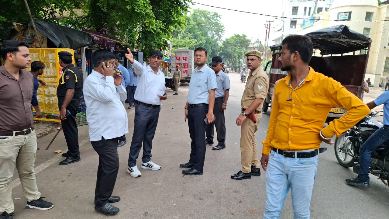 कार्रवाई के दौरान नगर आयुक्त गौरव कुमार और अन्य।