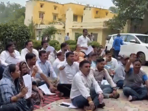 कांग्रेसी पार्षदों ने नगर निगम हेरिटेज में मेयर कुसुम यादव का विरोध किया।