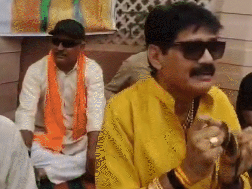बुधवार को 20 से ज्यादा बीजेपी पार्षद मुख्यालय में मेयर - कमिश्नर के खिलाफ अनिश्चितकालीन धरने पर बैठे थे।
