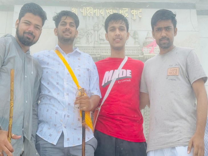 इस तीर्थ यात्रा में युवा भी बडी संख्या में गए थे।