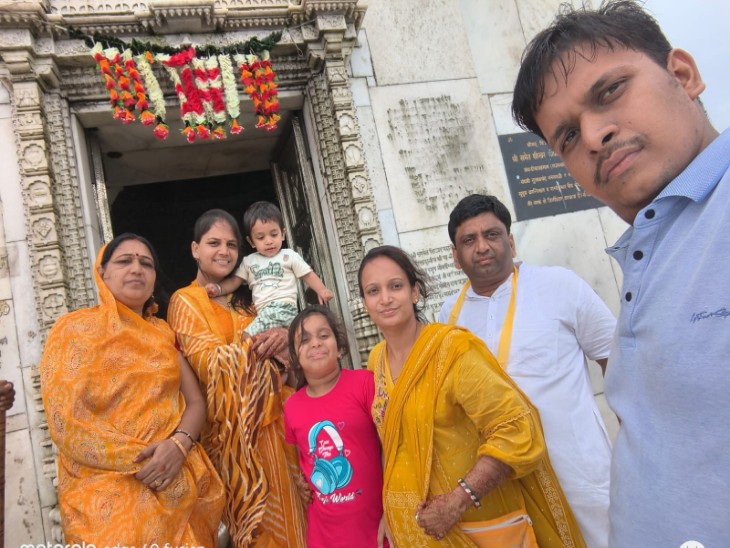 इस तीर्थ यात्रा में बच्चे भी शामिल हुए और परिक्रमा की ।