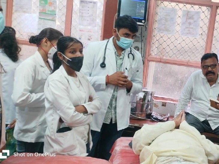 सतबीर गुर्जर को सिविल अस्पताल में भर्ती कराया गया है। डॉक्टर उसकी जांच कर रहे हैं।