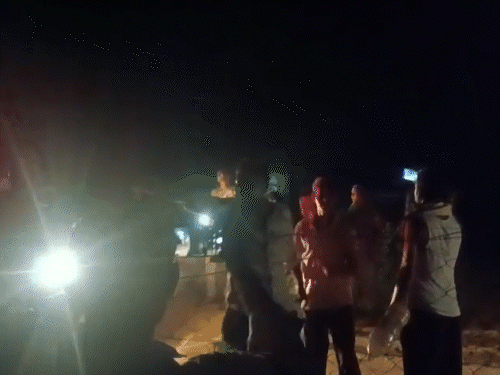 जैसे ही पुलिस ने ठेके के सैल्समेन को छुड़वाया, लोग भड़क गए।