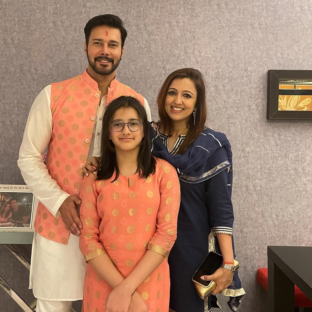 रजनीश और पल्लवी ने लंबे समय तक एक दूसरे को डेट करने के बाद साल 2005 में शादी की थी। दोनों की एक बेटी है।